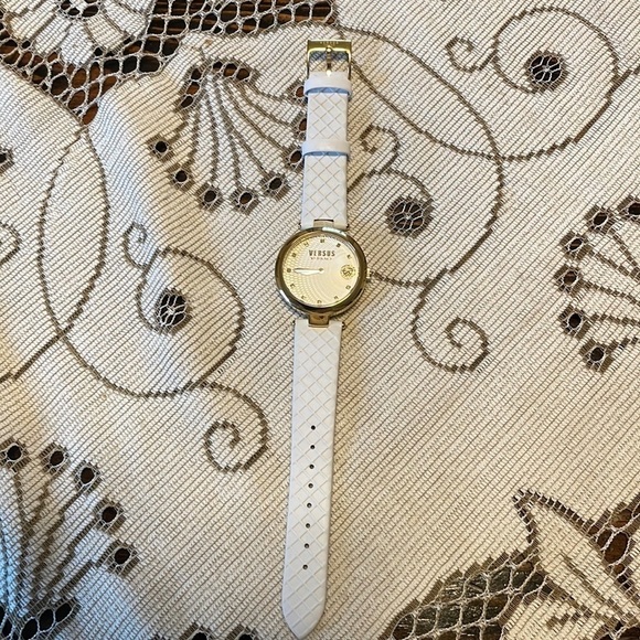 🪩Host Pick🪩Versus Versace White Textured Leather Band Goldtone Watch - Picture 3 of 10